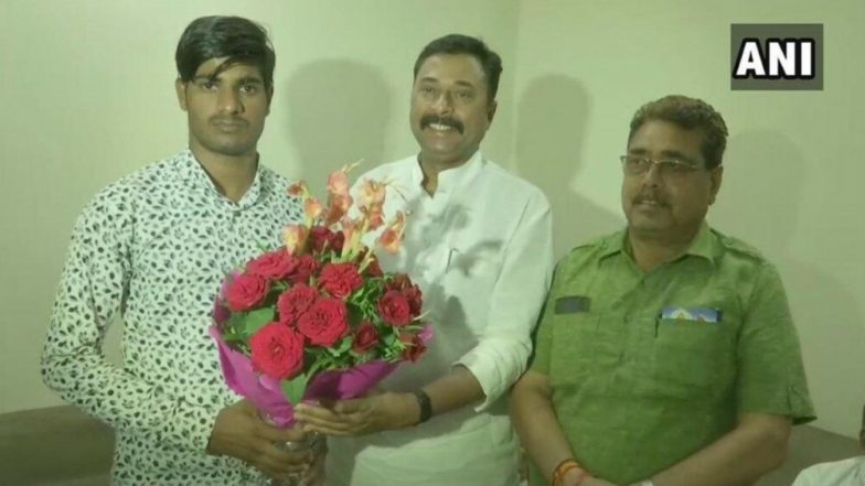 BJP Felicitates Youth Who Rebutted Digvijay Singh's '15 Lakh' Jibe With 'Surgical Strikes' Counter in Public