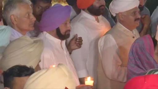 Jallianwala Bagh Massacre Centenary: Punjab CM Captain Amarinder Singh, Governor VP Singh Badnore Participate in Candle Light March Jallianwala Bagh Massacre Centenary: Punjab CM Captain Amarinder Singh, Governor VP Singh Badnore Participate in Candle Light March
