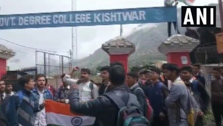 Jammu and Kashmir: Students Protest Demanding Hoisting of National Flag in College Premises in Kishtwar Jammu and Kashmir: Students Protest Demanding Hoisting of National Flag in College Premises in Kishtwar