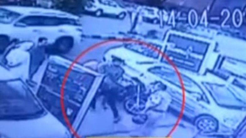 Delhi Police Assistant Sub-Inspector Assaults Journalist on Duty; Watch Video