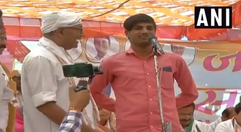 Digvijaya Singh Asks ‘Did You Get 15 Lakhs’, Youth Embarrasses Him, Says PM Modi Carried Out ‘Surgical Strikes and Killed Terrorists’