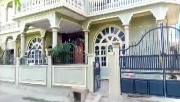 Karnataka: I-T Officials Raids at Premises of CM HD Kumarswamy's Close Aides Karnataka: I-T Officials Raids at Premises of CM HD Kumarswamy's Close Aides
