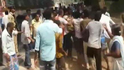 Lok Sabha Elections 2019: Clashes Between TDP, YSRC Workers; EVM Glitches as Polling Underway in Andhra Pradesh Lok Sabha Elections 2019: Clashes Between TDP, YSRC Workers; EVM Glitches as Polling Underway in Andhra Pradesh