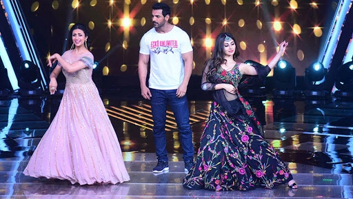 Divyanka Tripathi Dahiya’s Dance Face Off With Romeo Akbar Walter Actress Mouni Roy on Deewaani Mastaani Is Unmissable – Watch Video