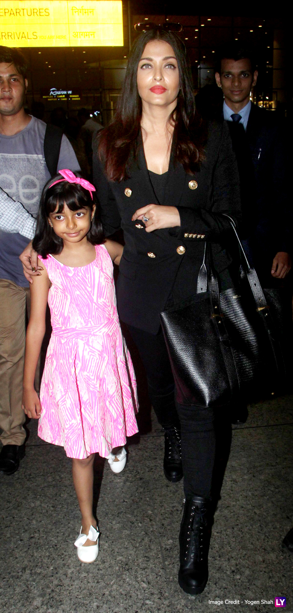 Aishwarya Rai Bachchan Returns to the Bay With Daughter Aaradhya After ...