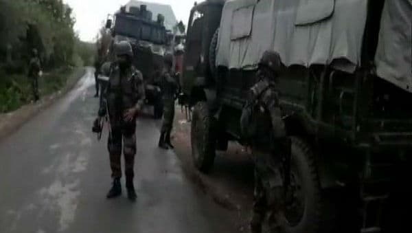 Shopian Encounter: Army Jawan Injured in Jammu and Kashmir Gunfight Dies in Hospital Shopian Encounter: Army Jawan Injured in Jammu and Kashmir Gunfight Dies in Hospital