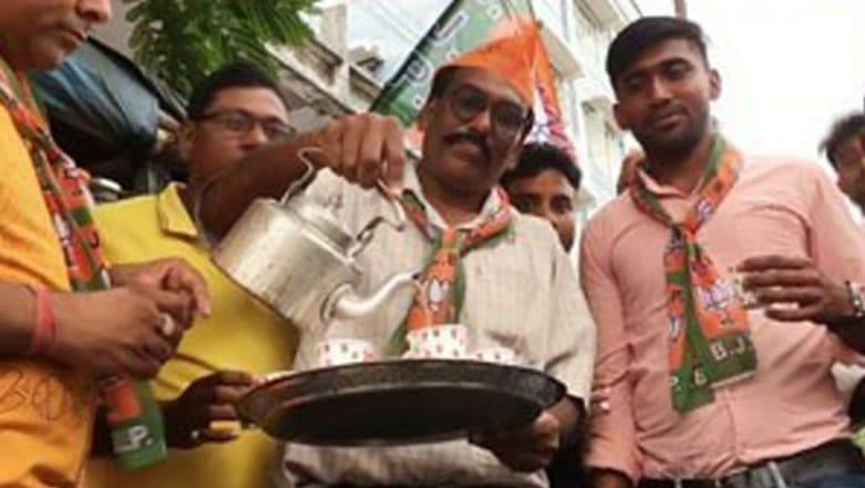 West Bengal's 'Chaiwala' Celebrates Narendra Modi's Swearing-In With 'Free Tea' to Customers West Bengal's 'Chaiwala' Celebrates Narendra Modi's Swearing-In With 'Free Tea' to Customers