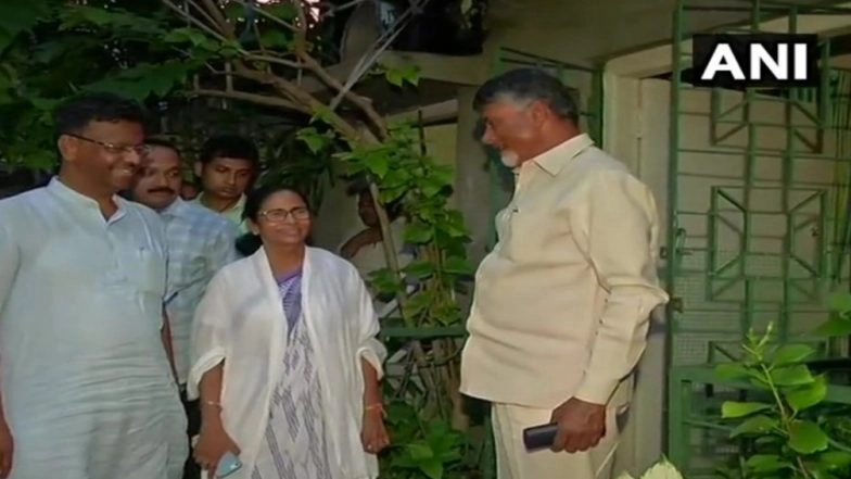 Chandrababu Naidu Meets West Bengal CM Mamata Banerjee, Continues His Efforts for Non-BJP Coalition Even After Exit Poll Predicts Over 300 Seats for NDA