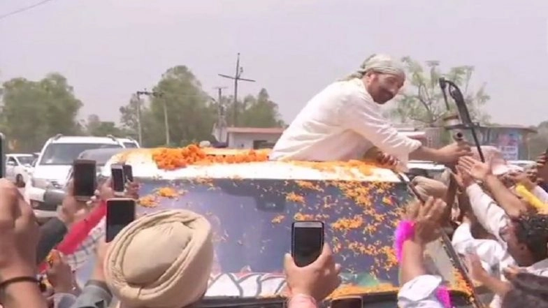Sunny Deol Does a 'Gadar' While Campaigning, Holds Hand Pump During Roadshow in Gurdaspur Lok Sabha Constituency