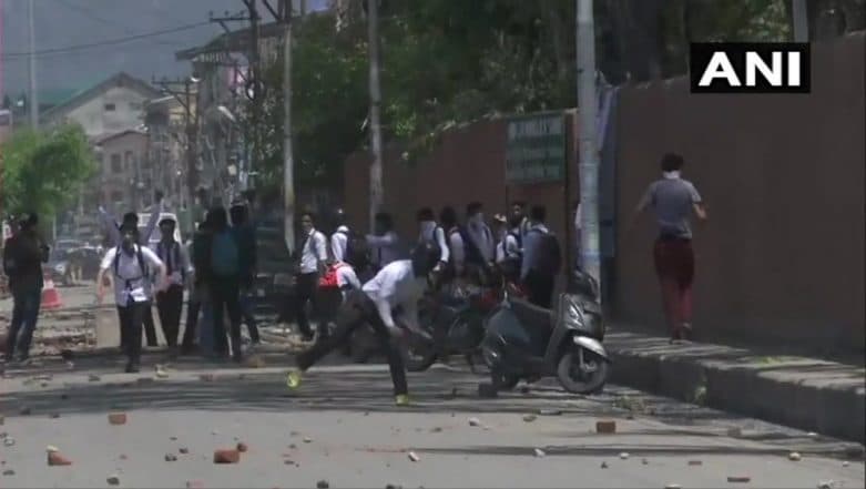 Jammu & Kashmir: Students and Security Forces Clash at Amar Singh College in Srinagar Over Bandipora Rape Case Jammu & Kashmir: Students and Security Forces Clash at Amar Singh College in Srinagar Over Bandipora Rape Case