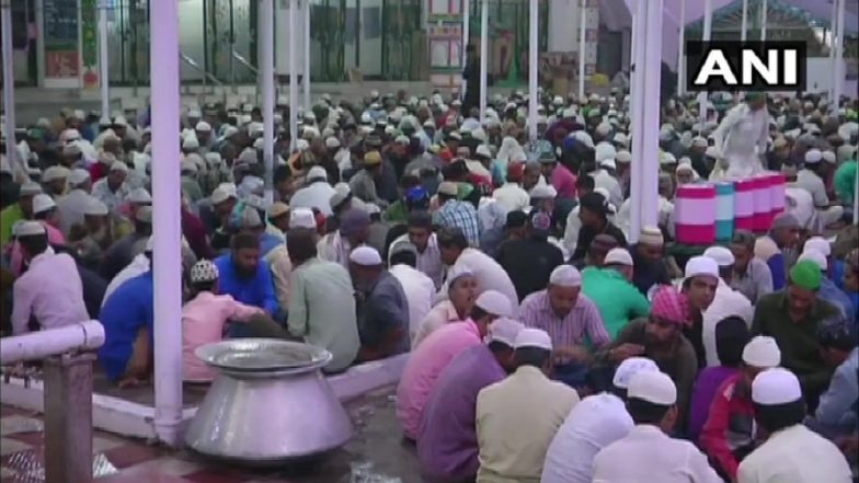 Ramzan 2019: Hindus, Muslims Unite at Gujarat Dargah to Break Fast; Devotees Say ‘Iftar Is for All’