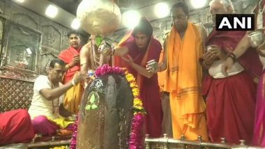 Priyanka Gandhi Vadra Offers Prayers at Mahakaleshwar Temple in Ujjain, to Hold Roadshow in Indore - Watch Video