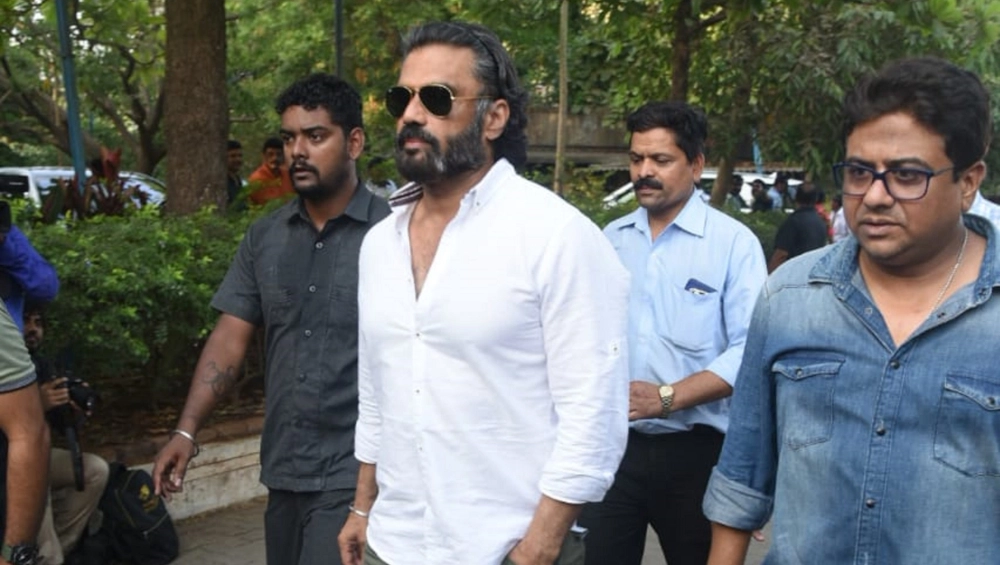 Suniel Shetty at Veeru Devgan's funeral.