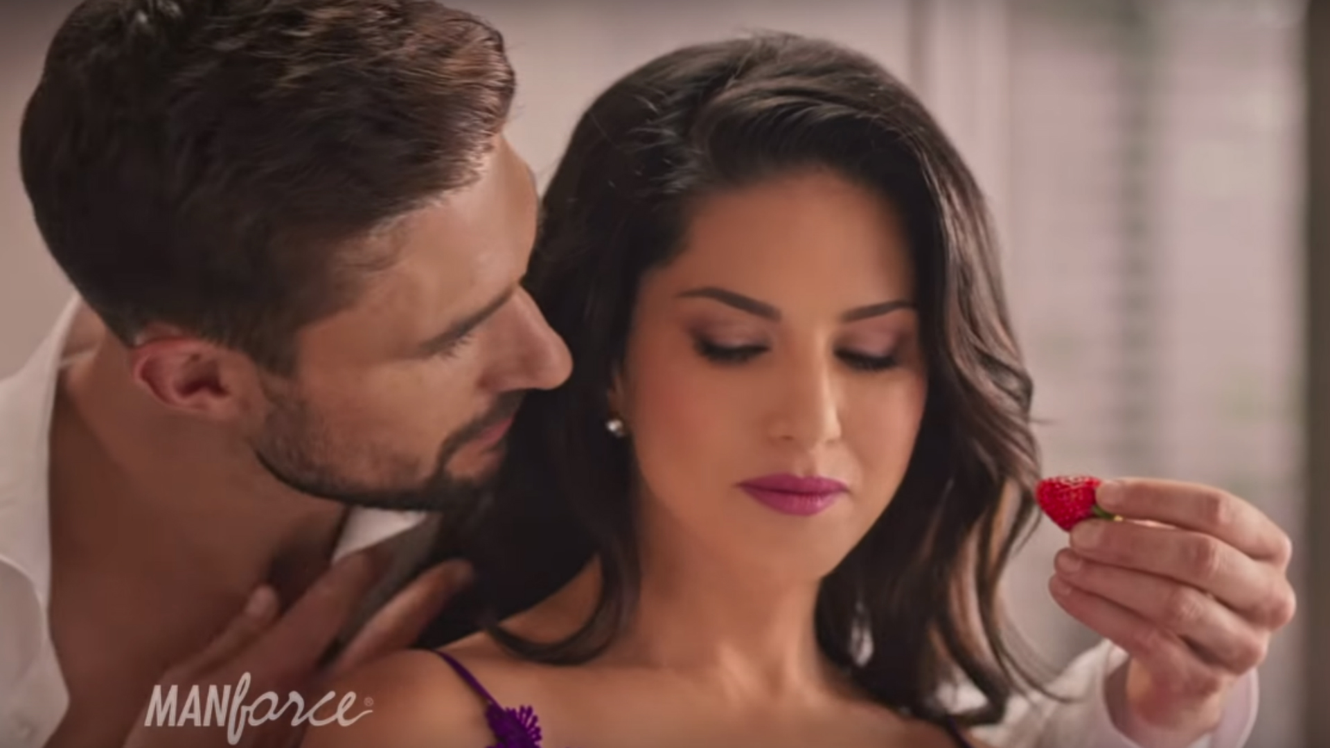 Sunny Leone Latest Newsbf - Sunny Leone Is XXXTremely Bold in New Manforce Condom Ad! Sexy ...