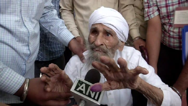 Lok Sabha Elections 2019 Phase 6 Polling: 111-Year-Old Bachan Singh, Oldest Voter of Delhi, Casts His Vote in Sant Garh Lok Sabha Elections 2019 Phase 6 Polling: 111-Year-Old Bachan Singh, Oldest Voter of Delhi, Casts His Vote in Sant Garh