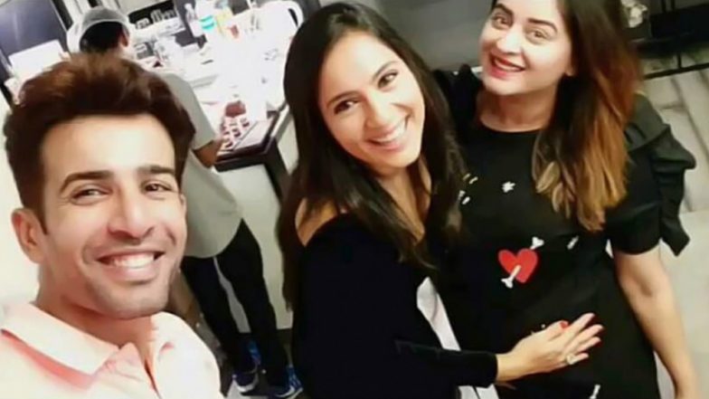 Balika Vadhu Actress Mahhi Vij Flaunts Baby Bump for the First Time at Kanchi Kaul’s Birthday Bash – View Pics