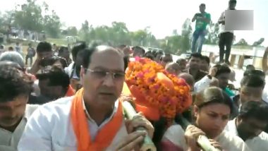 Smriti Irani Lends Shoulder to Late BJP Worker Surendra Singh's Body For Cremation; Watch Video