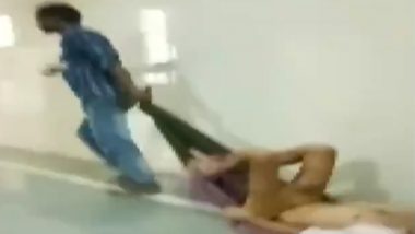 Jabalpur Xxx Video - Medical Apathy in Madhya Pradesh: Patient Dragged to X-Ray Room on Bedsheet  by Hospital Staff in Jabalpur; Watch Video | ðŸ“° LatestLY