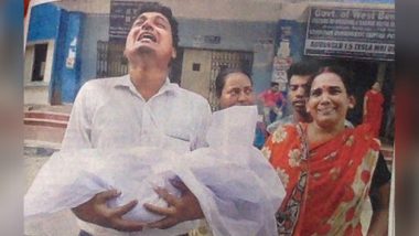 West Bengal Doctors' Strike: Father Carries Newborn Baby's Dead Body in Hand as Timely Treatment Denied, Heartbreaking Pic Goes Viral