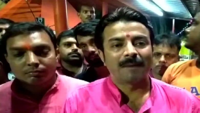 West Bengal: BJP Youth Wing Workers Recite Hanuman Chalisa on Road in Protest Against Muslims' Friday Namaz, Watch Video West Bengal: BJP Youth Wing Workers Recite Hanuman Chalisa on Road in Protest Against Muslims' Friday Namaz, Watch Video