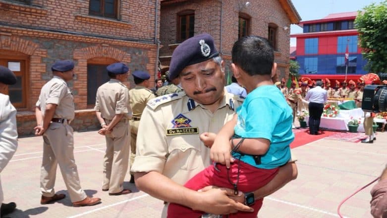 Anantnag Terror Attack: Srinagar SSP Gives Teary-Eyed Farewell to Jammu And Kashmir Cop Arshad Khan, Carries Martyrs Son in His Arms Anantnag Terror Attack: Srinagar SSP Gives Teary-Eyed Farewell to Jammu And Kashmir Cop Arshad Khan, Carries Martyrs Son in His Arms