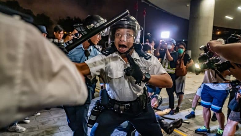 Hong Kong: Protestors Clash with Riot Police, Petrol Bombs Replied with Water Cannons Hong Kong: Protestors Clash with Riot Police, Petrol Bombs Replied with Water Cannons