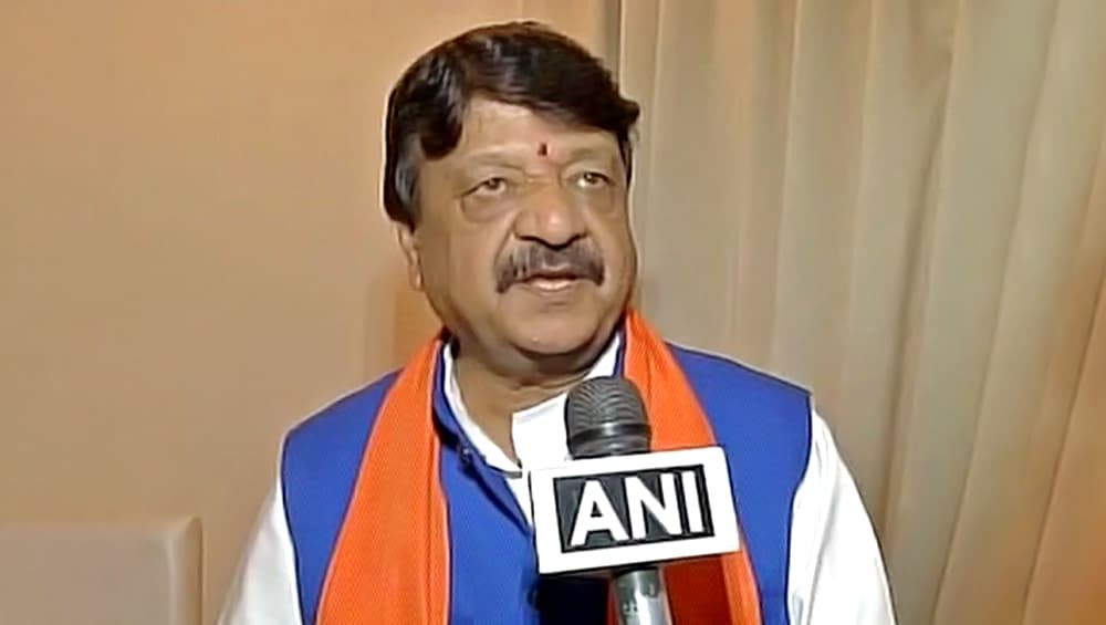 BJP Leader Kailash Vijayvargiya Congratulates Arvind Kejriwal, Urges AAP Chief to Introduce Hanuman Chalisa in Delhi Schools and Madrasas BJP Leader Kailash Vijayvargiya Congratulates Arvind Kejriwal, Urges AAP Chief to Introduce Hanuman Chalisa in Delhi Schools and Madrasas