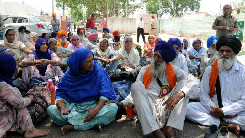 The stranded pilgrims raised slogans against the government.