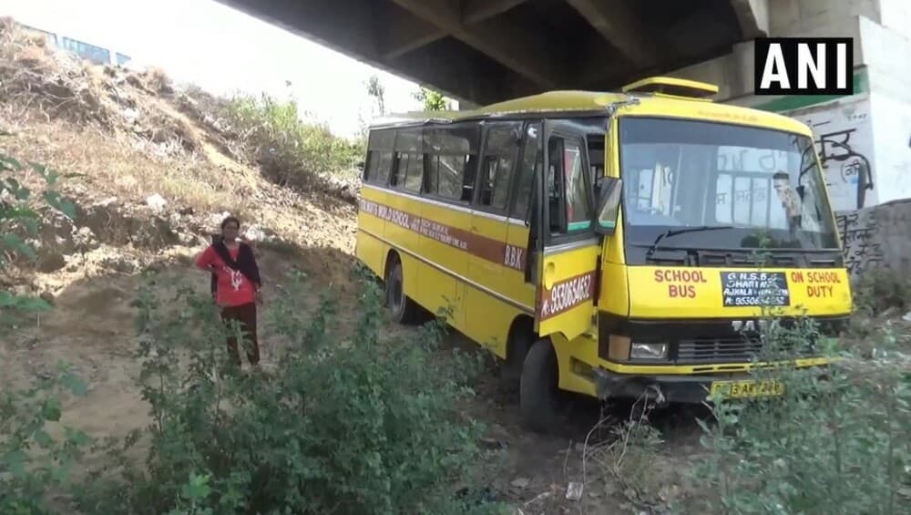 Prayagraj: School Bus Attacked with Crude Bombs, 2 Students Injured Prayagraj: School Bus Attacked with Crude Bombs, 2 Students Injured