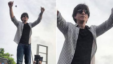 Shah Rukh Khan Greets His Fans Outside Mannat Impromptu, Fans Go Crazy as He Climbs on His Car! (Watch Videos)
