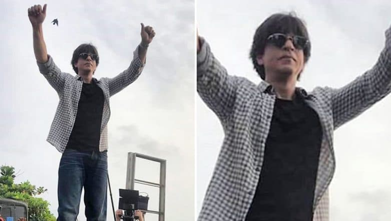 Shah Rukh Khan Greets His Fans Outside Mannat Impromptu, Fans Go Crazy as He Climbs on His Car! (Watch Videos) Shah Rukh Khan Greets His Fans Outside Mannat Impromptu, Fans Go Crazy as He Climbs on His Car! (Watch Videos)