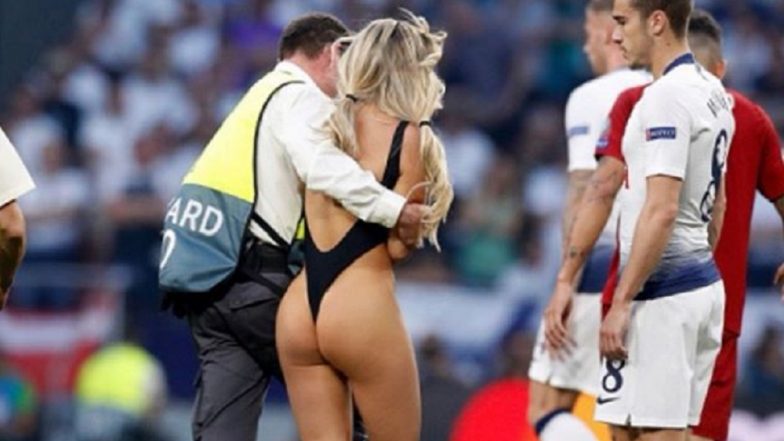 UEFA Champions League 2019 Final: Model Kinsey Wolanski Invades Pitch in Madrid During Liverpool vs Tottenham Match; Watch Video