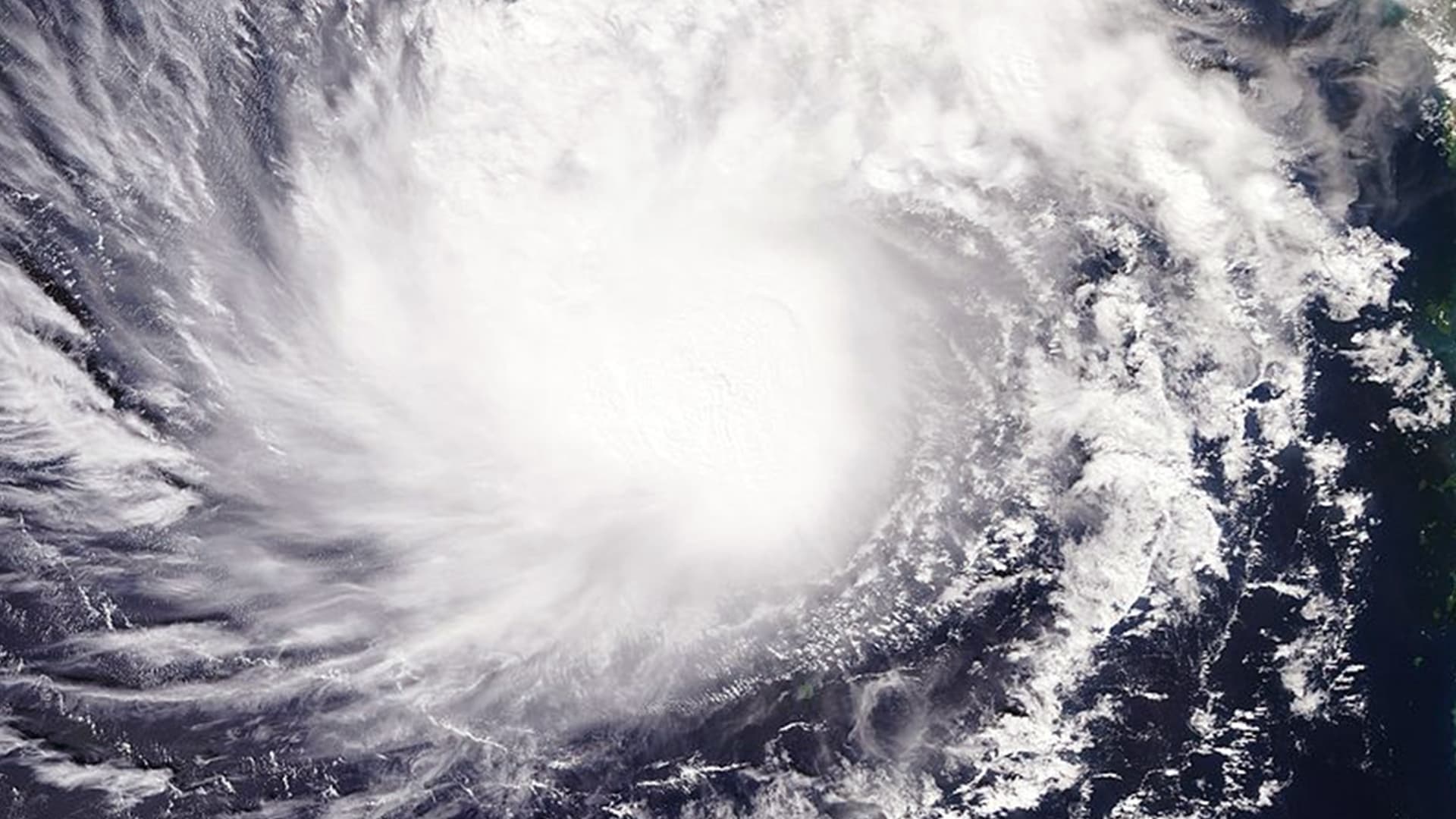 Cyclone Tauktae To Hit West Bengal This Week Fake News And Video Of Tauktae Cyclone Lashing Bay Of Bengal Goes Viral On Social Media Fresh Headline