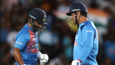 MS Dhoni Shares Wicket-Keeping Tips With Rishabh Pant Ahead of IND vs PAK, World Cup 2019 Match (Watch Video)