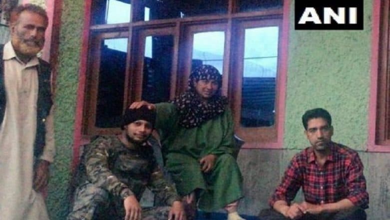 Jammu and Kashmir: Indian Navy Marine Commando Rescues Mother-Daughter From Wular Lake Jammu and Kashmir: Indian Navy Marine Commando Rescues Mother-Daughter From Wular Lake