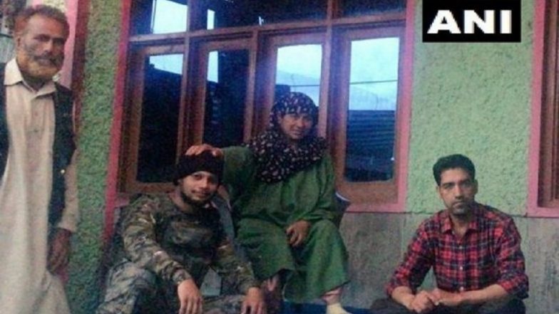 Jammu and Kashmir: Indian Navy Marine Commando Rescues Mother-Daughter From Wular Lake