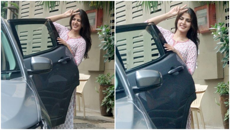 Rhea Chakraborty Gets Clicked Below Sushant Singh Rajput's ...