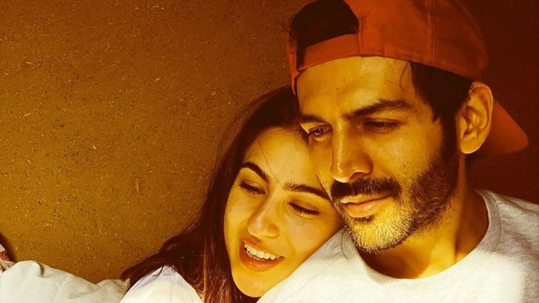 Sara Ali Khan and Kartik Aaryan's Lucknow Date Has Fans Thronging the Venue, Watch How the Pati Patni Aur Woh Actor Turns a Protective Boyfriend Keeping the Crowd at Bay