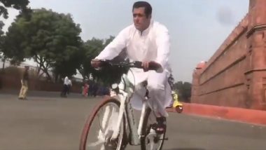 Salman Khan Rides on a Bicycle Around Delhi's Red Fort Dressed in Crisp White Kurta Pyjama (Watch Video)