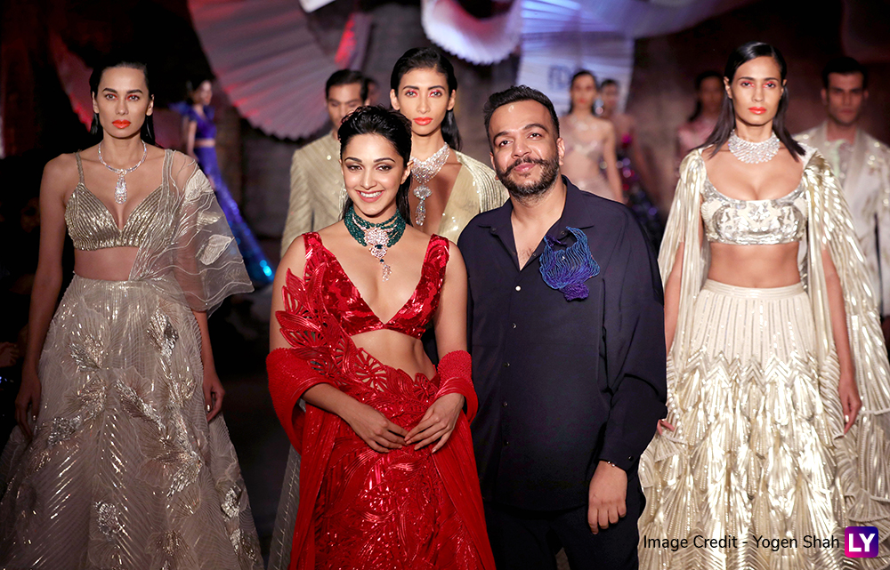 Kiara Advani Walks for Fashion Designer Amit Aggarwal at India Couture ...