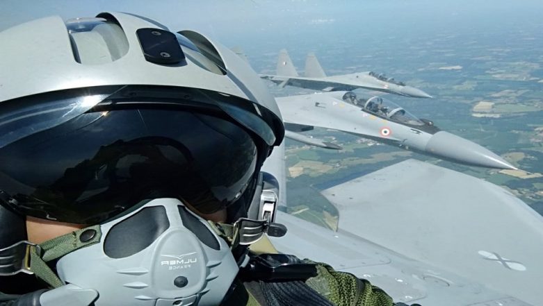 Selfies on Rafale: French And IAF Pilots Take Pictures While Flying Rafale Jet, Sukhoi 30 MKI