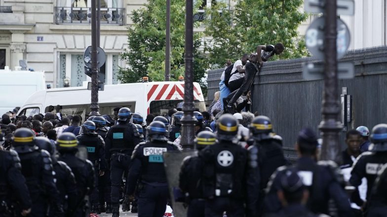 Paris: Hundreds of Migrants Occupy French Pantheon, Demand Legal Status