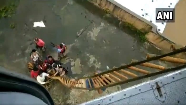 Mumbai Rains: IAF Mi-17 Chopper Rescues 9 People Stranded Atop Building in Kalyan; Watch Video