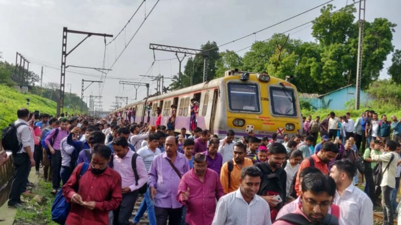 Mumbai Local Train Status: Central Line Delayed Due to Technical Glitch, Trains Halted Between Vitthalwadi and Kalyan