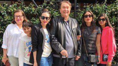 Sisters Kareena Kapoor Khan and Karisma Kapoor Pose for a Perfect Family Picture With Parents Babita and Randhir Kapoor in London - View Pic