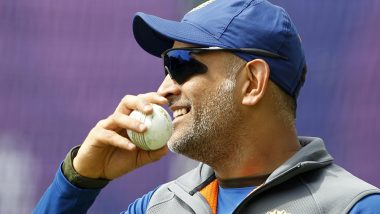 MS Dhoni Obliges Fans With Selfies at the Ranchi Airport as Sakshi Rawat Complains of Power Cuts in the City (Watch Videos and Pics)
