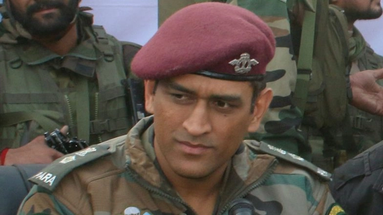 MS Dhoni Practises at the Shooting Range in Kashmir; Poses for Pictures With Army Officers (See Pics & Video)