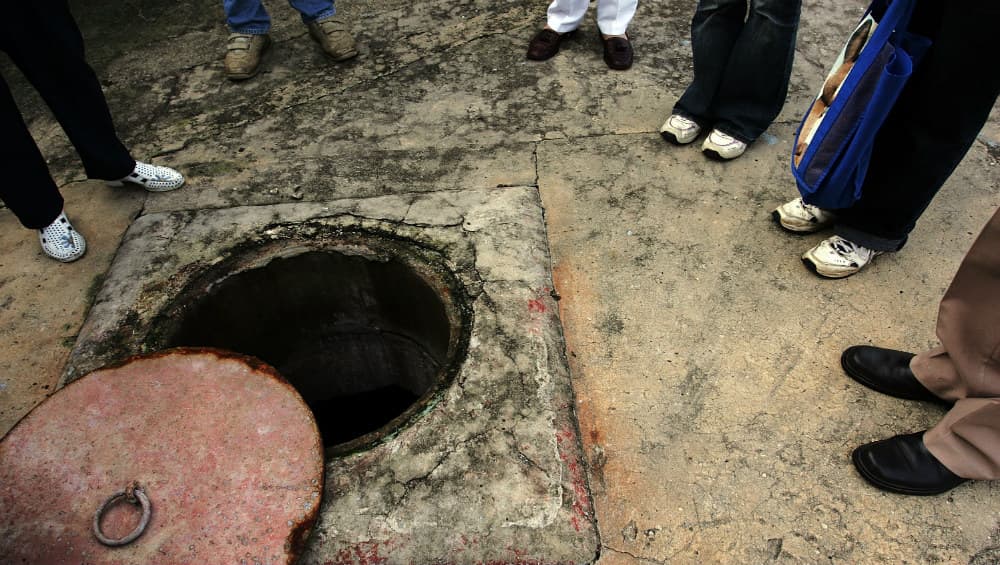 Haryana: Delivery Man Dies After Falling Into Open Manhole in Panchkula, Body Spotted by Sanitation Worker Haryana: Delivery Man Dies After Falling Into Open Manhole in Panchkula, Body Spotted by Sanitation Worker