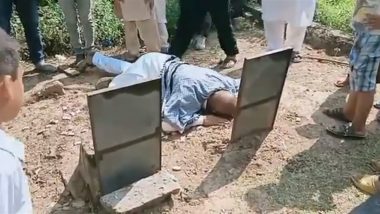 Kashmiri Man, Acquitted in 1996 Samleti Blast Case After Spending 23 Years in Jail, Breaks Down at Parents' Grave (Watch Video)