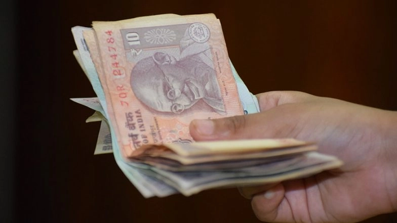 Bank Customers to Pay Fees For Depositing & Withdrawing Money From November 1, 2020, Say Reports; Congress Calls it Modi Government's 'Kamar tor Tohfa'